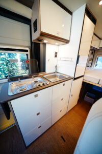 Les tiroirs de la cuisine se révèlent bien dimensionnés et particulièrement pratiques à l'usage.