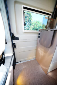 La porte latérale reçoit un habillage thermoformé sur l'intégralité de sa hauteur.