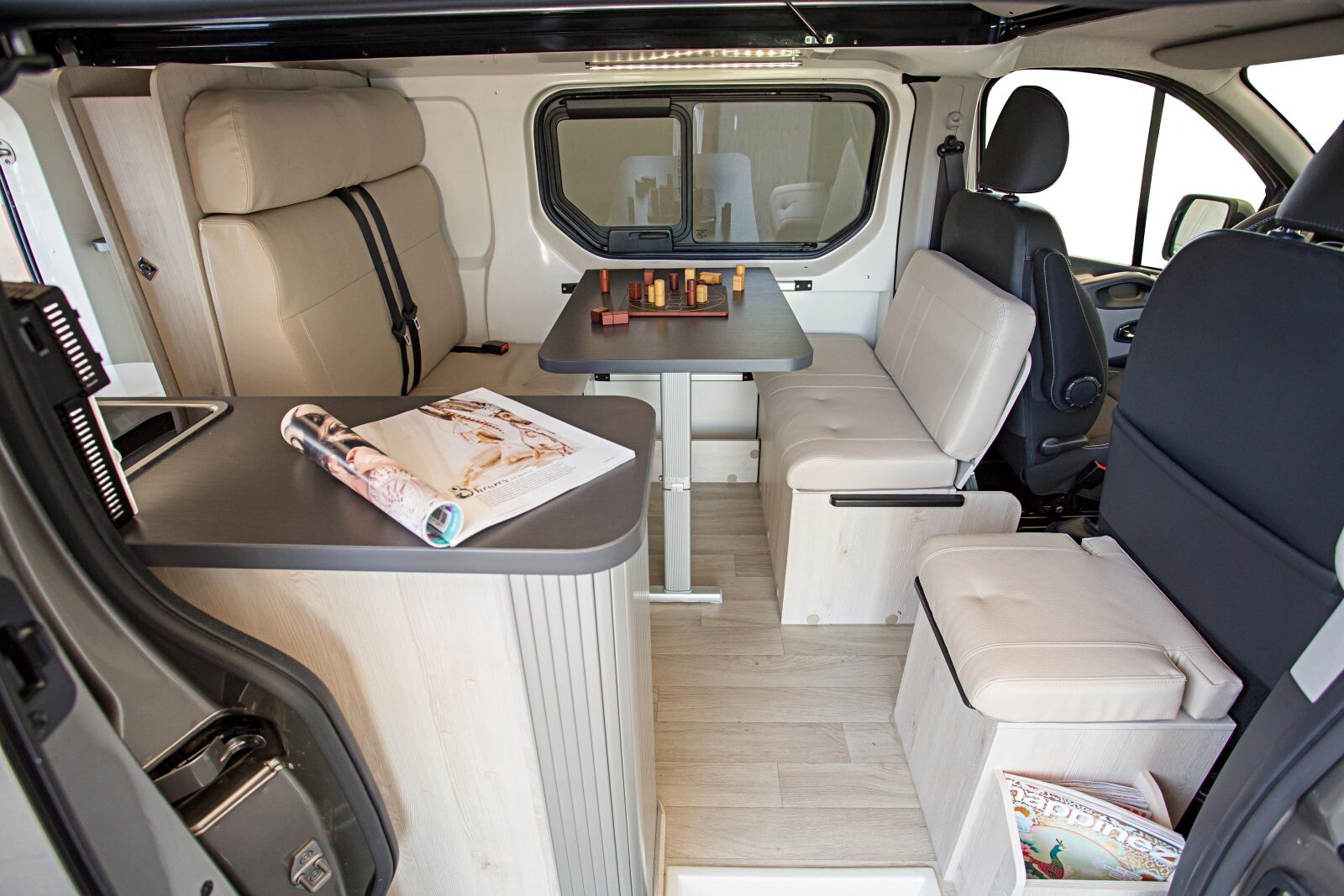 L'Auto Camp XL embarque 4 passagers carte grise (+ 1 en option), et dispose de 4 places en dînette et couchage