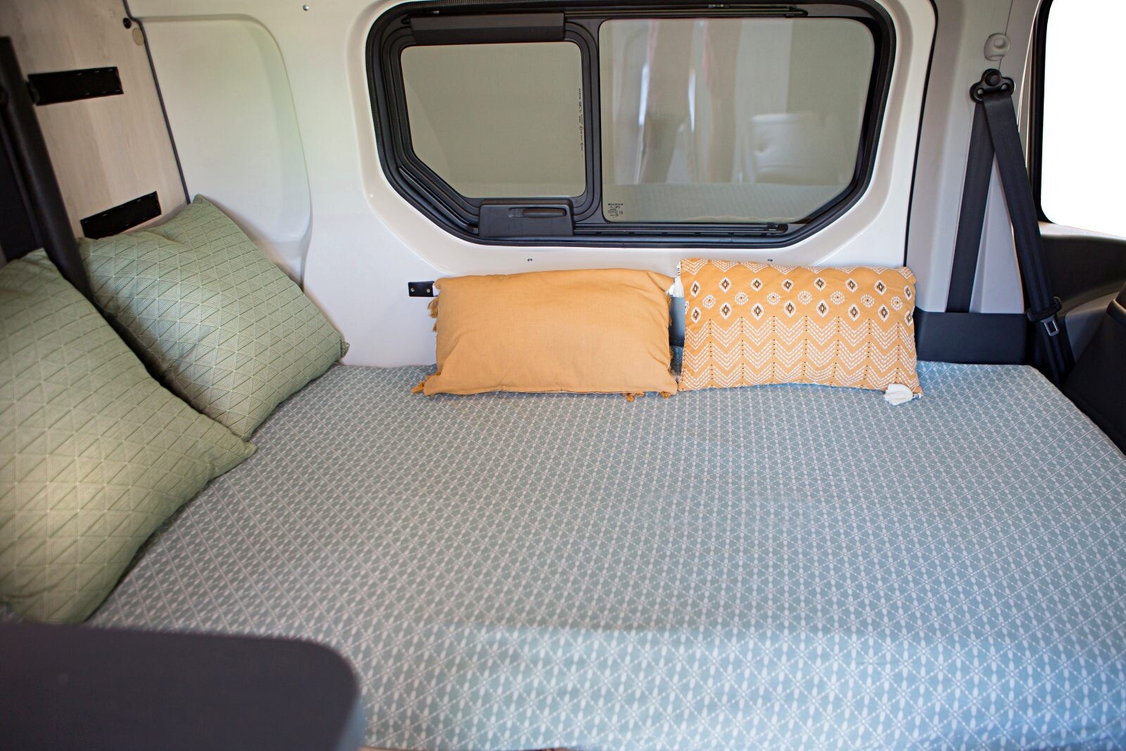 La taille du lit d'appoint banquette (184 x 133 cm) n'a rien à envier de celle du lit de toit (200 x 121 cm)