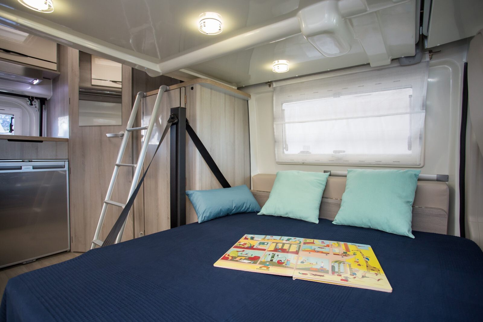 Au dessous le lit banquette (190 x 122 cm)