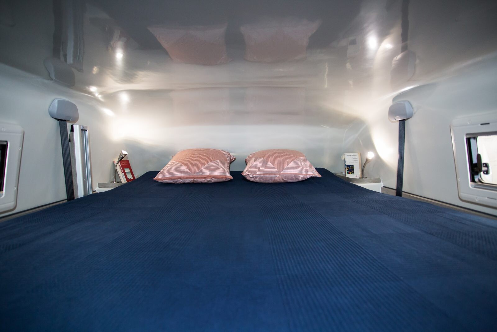 Le lit de pavillon électrique accueille deux personnes sur un matelas Bultex haute résilience de 12 cm et un sommier à latte (192 x 153 cm)