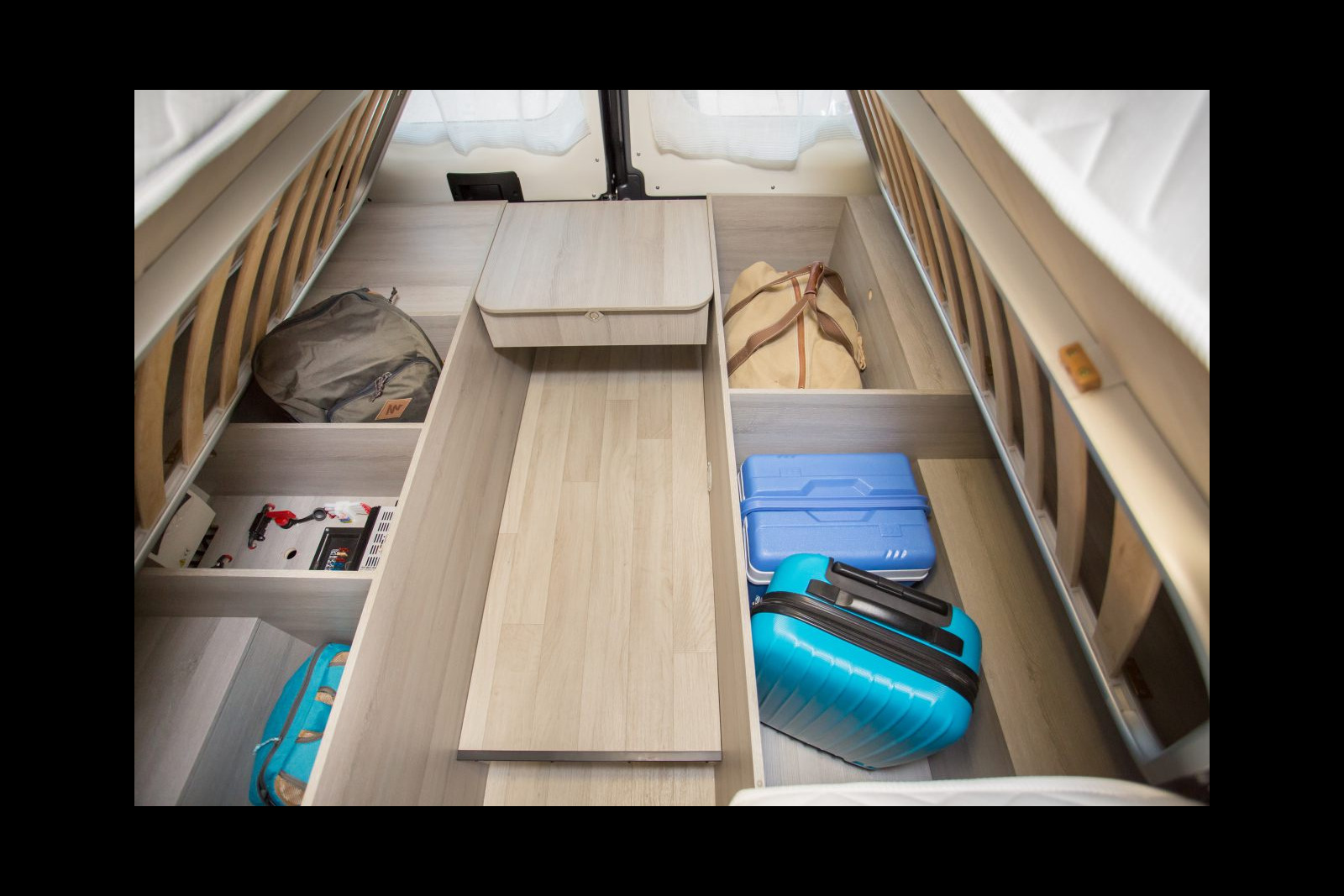Des rangements optimisés sous les lits jumeaux du Duo Van