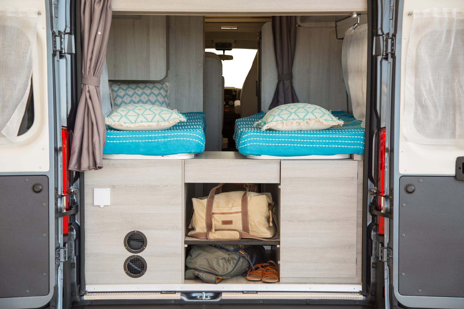 Le Duo Van embarque deux grands lits de 80 x 192,5 cm, et x 80 x 187 cm