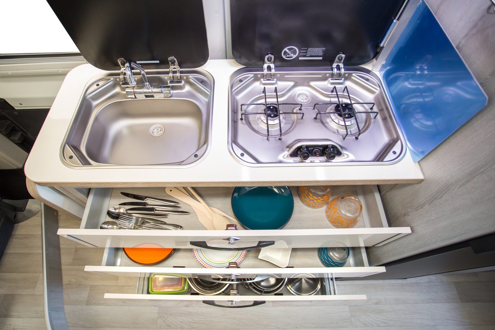 Un bloc cuisine volumineux, avec extension latérale