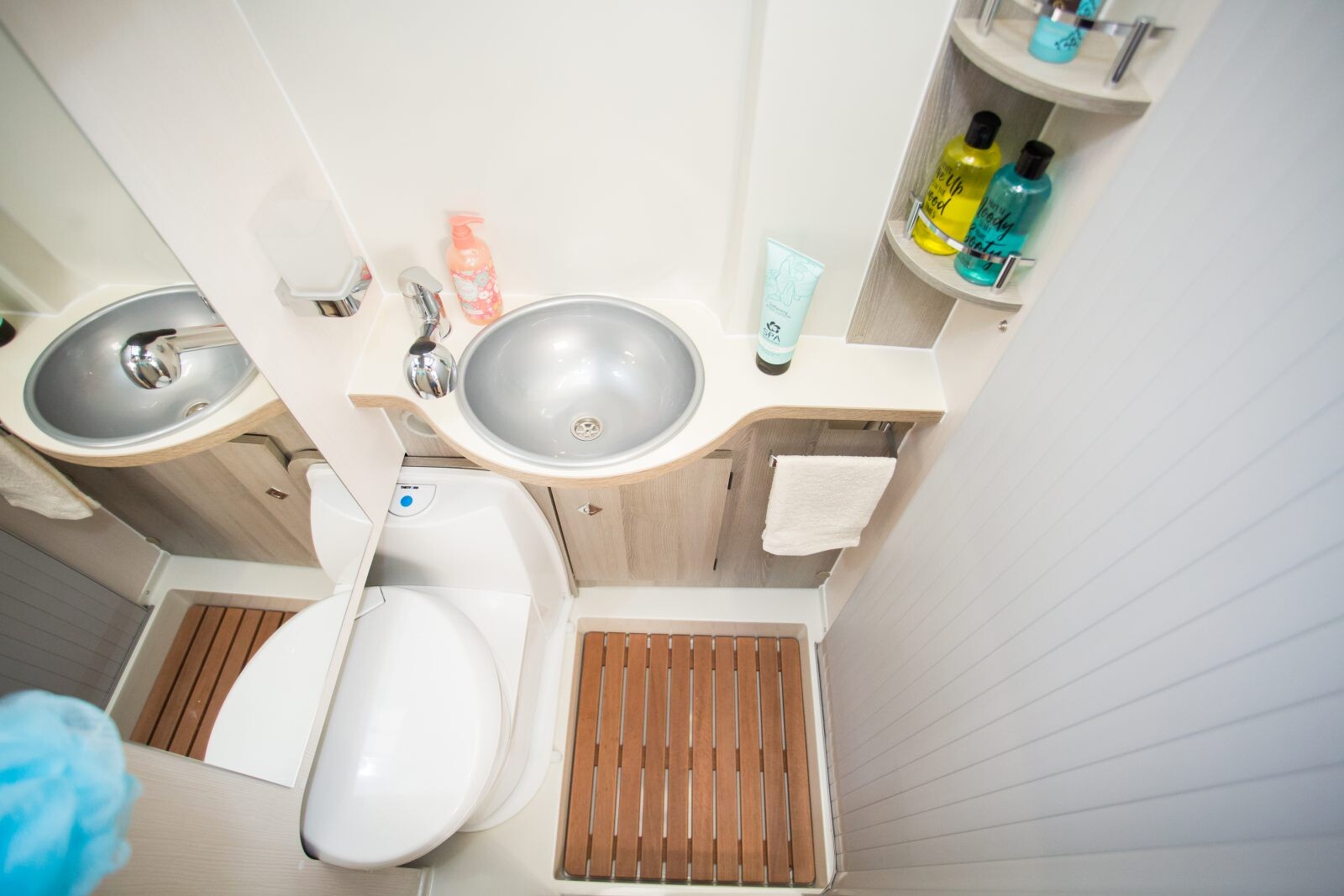 La salle d'eau fonctionnelle avec WC amovible