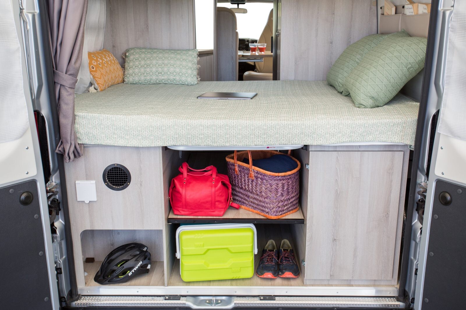 ...et bénéficie d'un grand lit à lattes (194 x 134 cm) sur soute arrière