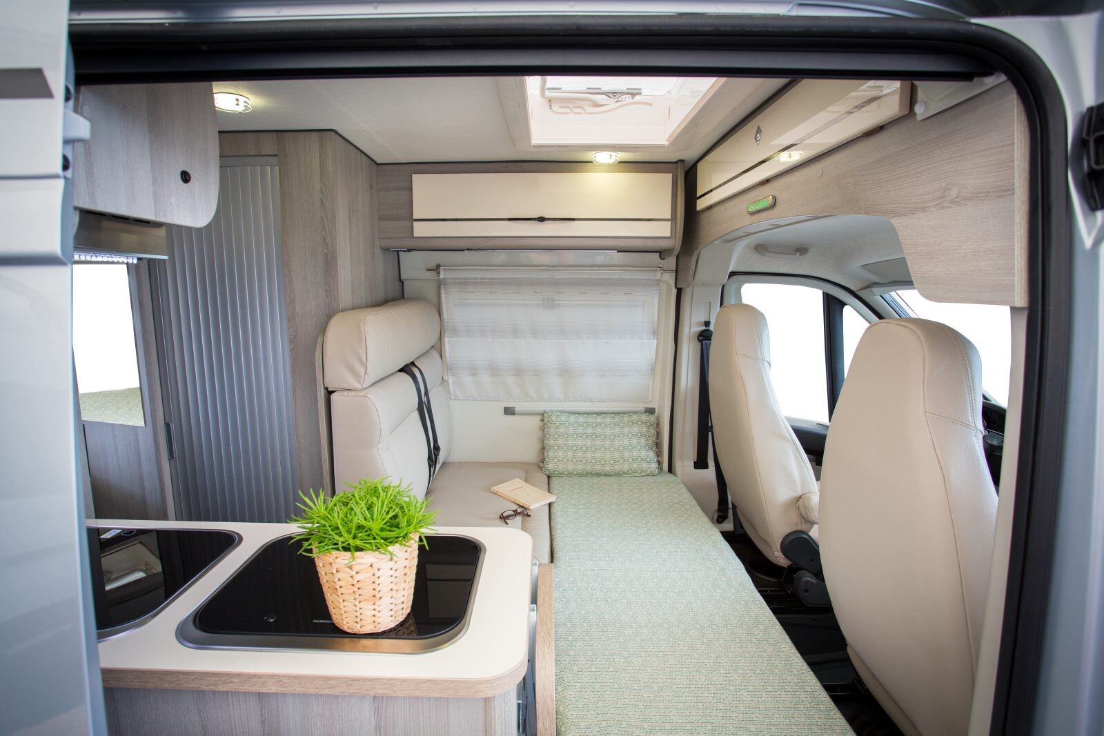 Une 3ème personne peut dormir à l'intérieur du Leader Camp, sur le lit banquette en complément (188 x 121 cm)