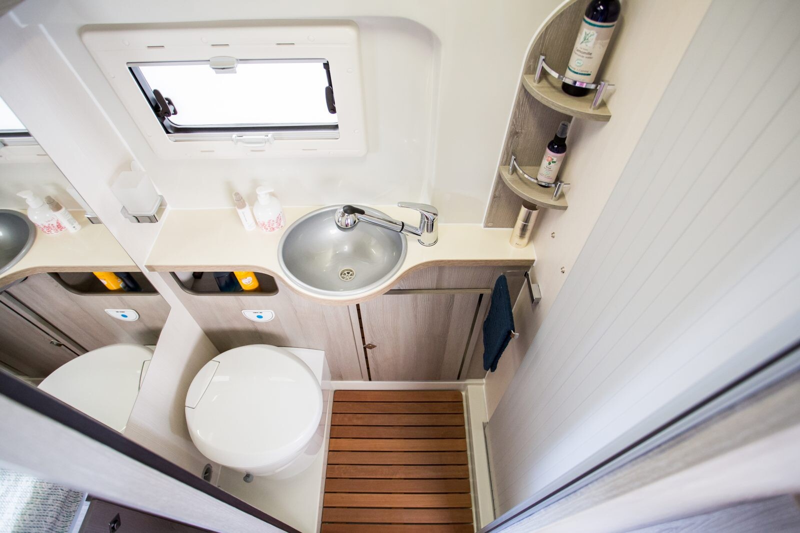 La salle de bain pratique et bien proportionnée du Leader Camp