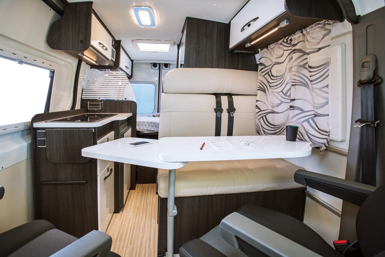 Mobilier Dark et nouvelle table de dînette