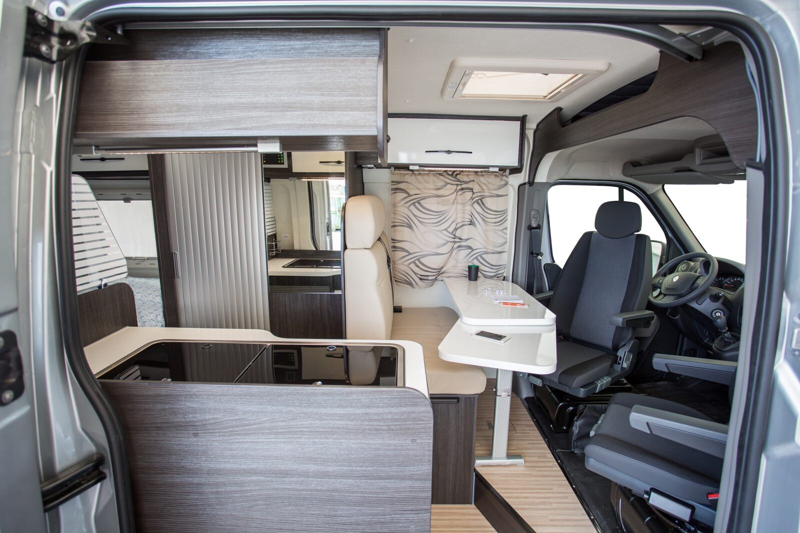 Des accès améliorés : porte de salle de bain agrandie, et moustiquaire ajoutée à la porte latérale