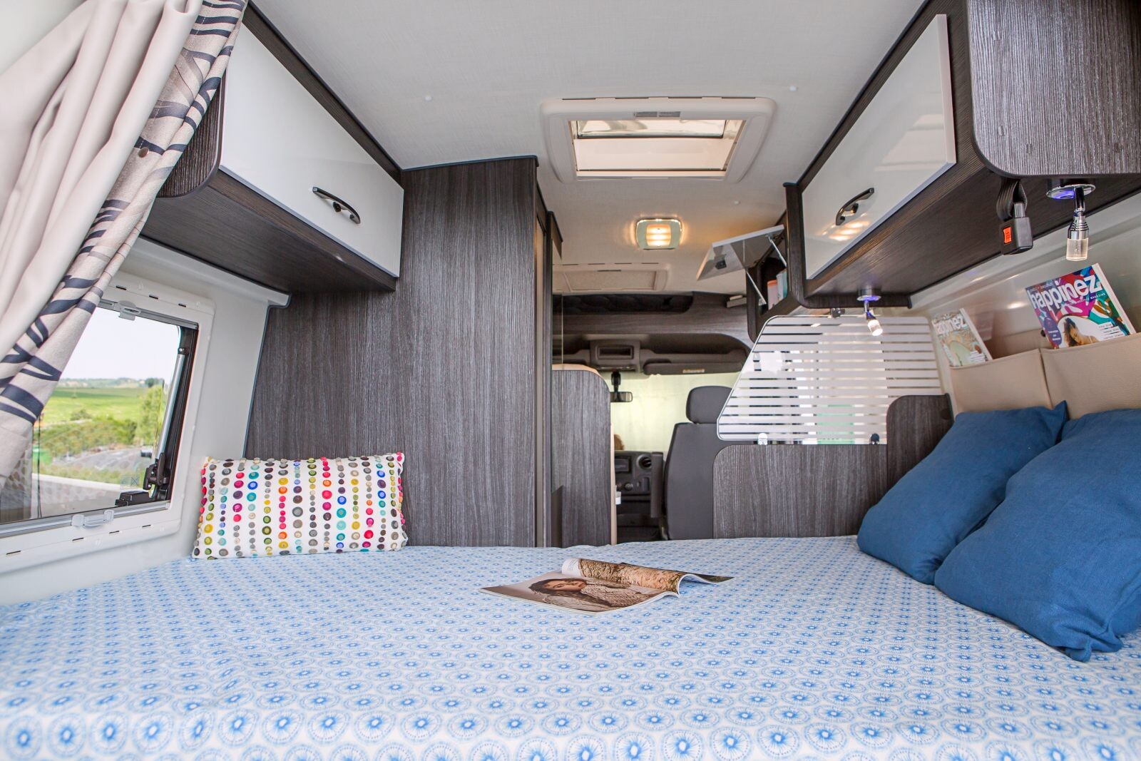 Compact (5,48 m) le Master Van XS héberge un confortable lit transversal pour deux