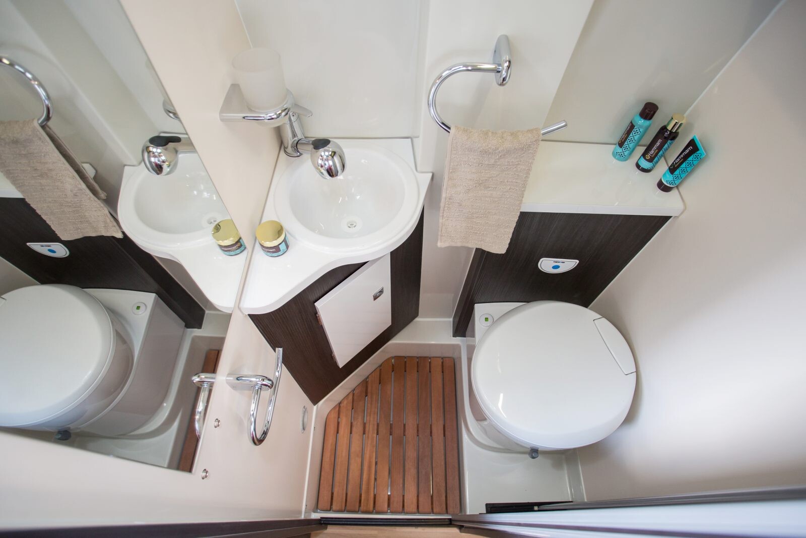 Lavabo, WC, douche, rien ne manque dans la salle d'eau