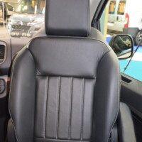 Siège en cuir noir avec surpiqures beige