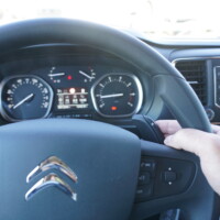 Une commande au volant permet de contrôler la boite auto.