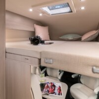 Globe-Traveller Voyager XS – Déplié, le lit de pavillon de 187 x 134 cm ne condamne pas l’utilisation de la dînette