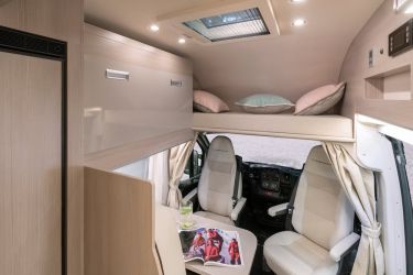 Globe-Traveller Voyager XS – Ce qui ressemble à un placard de pavillon est en réalité le lit de pavillon, qui se déploie dans la largeur du véhicule.