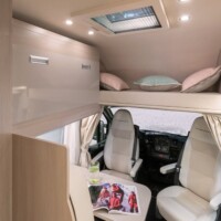 Globe-Traveller Voyager XS – Ce qui ressemble à un placard de pavillon est en réalité le lit de pavillon, qui se déploie dans la largeur du véhicule.