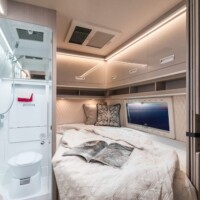 Globe-Traveller Voyager XS – Dans la salle d’eau, le lavabo s’escamote dans la paroi.