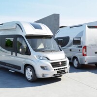 Sur les deux modèles Voyager XS et Voyager Z, l'accès à la soute arrière est maintenu, malgré la paroi polyester double coque. L'ouverture est 151 cm de large sur 90 cm de haut.