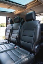 Sièges du deuxième rang surmontés du toit vitré panoramique occultable.