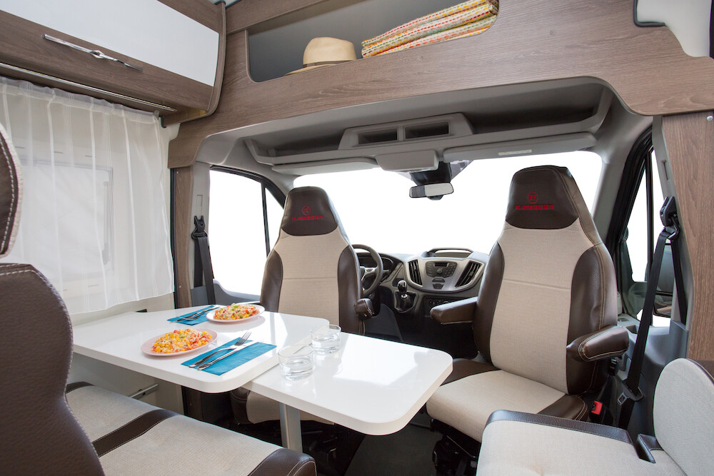 Le salon peut recevoir 5 personnes grâce à la banquette face-route, les sièges cabine pivotants et le fauteuil latéral.