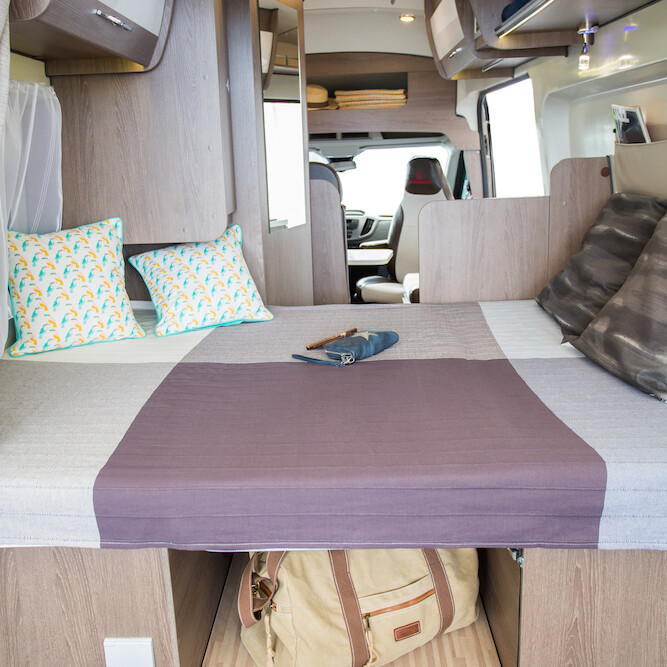 Les solutions de rangement se révèlent nombreuses avec, entre autres, une penderie suspendue au pied du lit et une soute ajustable, qui autorise le chargement et le transport de vélos.