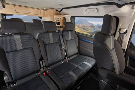 Équipé de trois place arrière de série (une banquette deux places + un siège individuel), le Swan 495 peut en compter jusqu'à sept en recourant aux options.