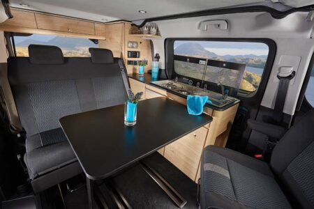 Une fois la table installée, on profite d'un confortable petit salon.