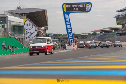 Le Kepler Sixty s'élance sur le circuit du Mans Bugatti, suivi par des centaines de combis réunis pour la grande parade du Super VW Fest