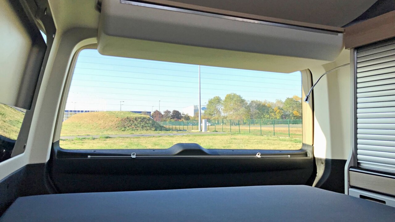 Presque invisible à l'arrière, le coffre de pavillon offre un large espace de rangement, avec ouverture sur vérins