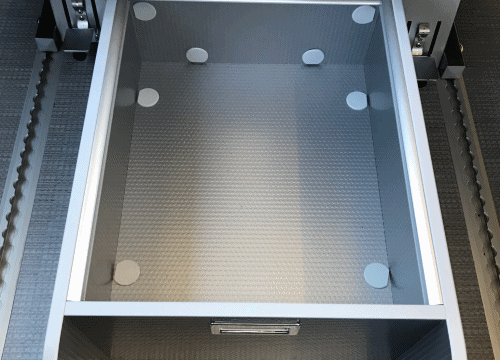 Astucieux, ce petit coffre vient se positionner entre 2 sièges, solidement amarré aux rails