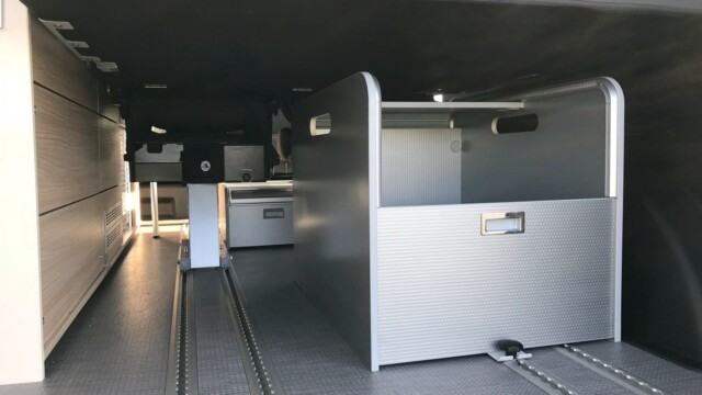 Le lit dînette réserve un grand espace de rangement sous le sommier, un caisson individuel fixé sur rail sécurise le stockage