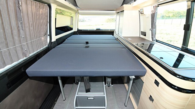 Le couchage dînette 120 x 200 cm s'installe en déployant le sommier portefeuille sur les sièges rabattus