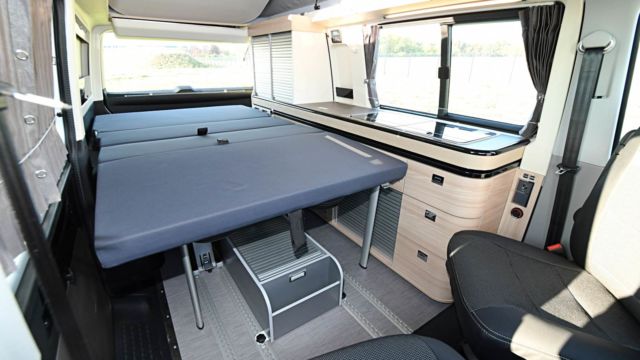 Le lit s'installe en un tour de main, il est facile d'accès de l'intérieur depuis la cabine ou par le hayon arrière