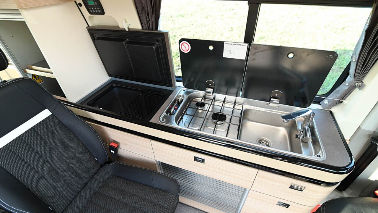 Pratique et esthétique, le bloc cuisine complet du Melbourne trouve toute sa place latéralement