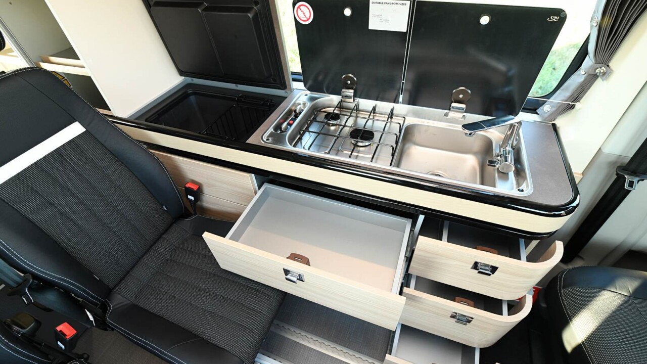 Dans un espace réduit, les rangements sont optimisés et facilement accessibles