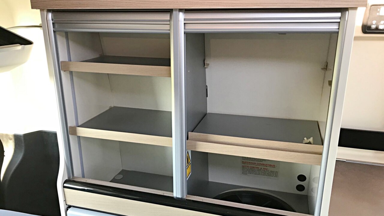 Rangements et accès techniques restent accessibles dans toutes les configurations