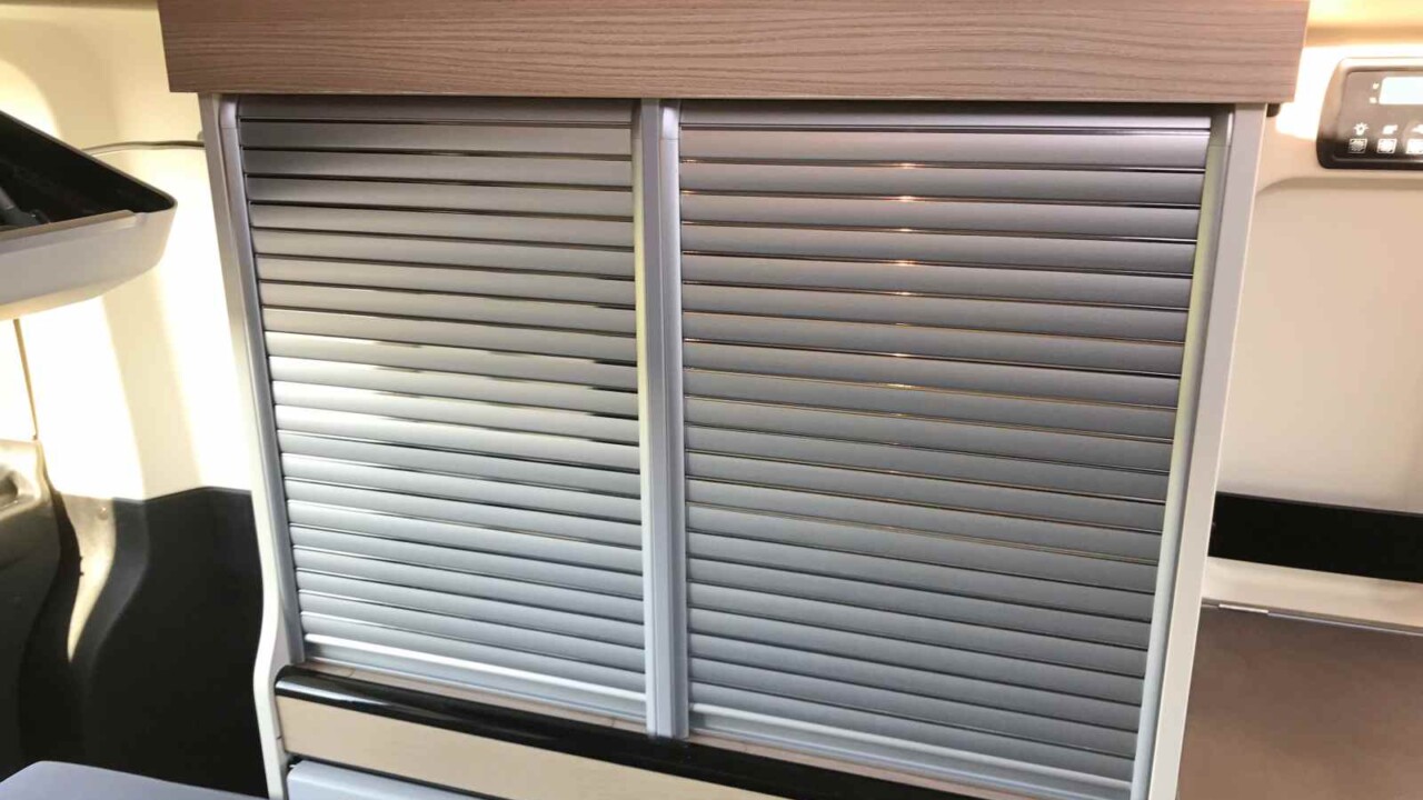 Le bloc cuisine est prolongé par deux placards hauts