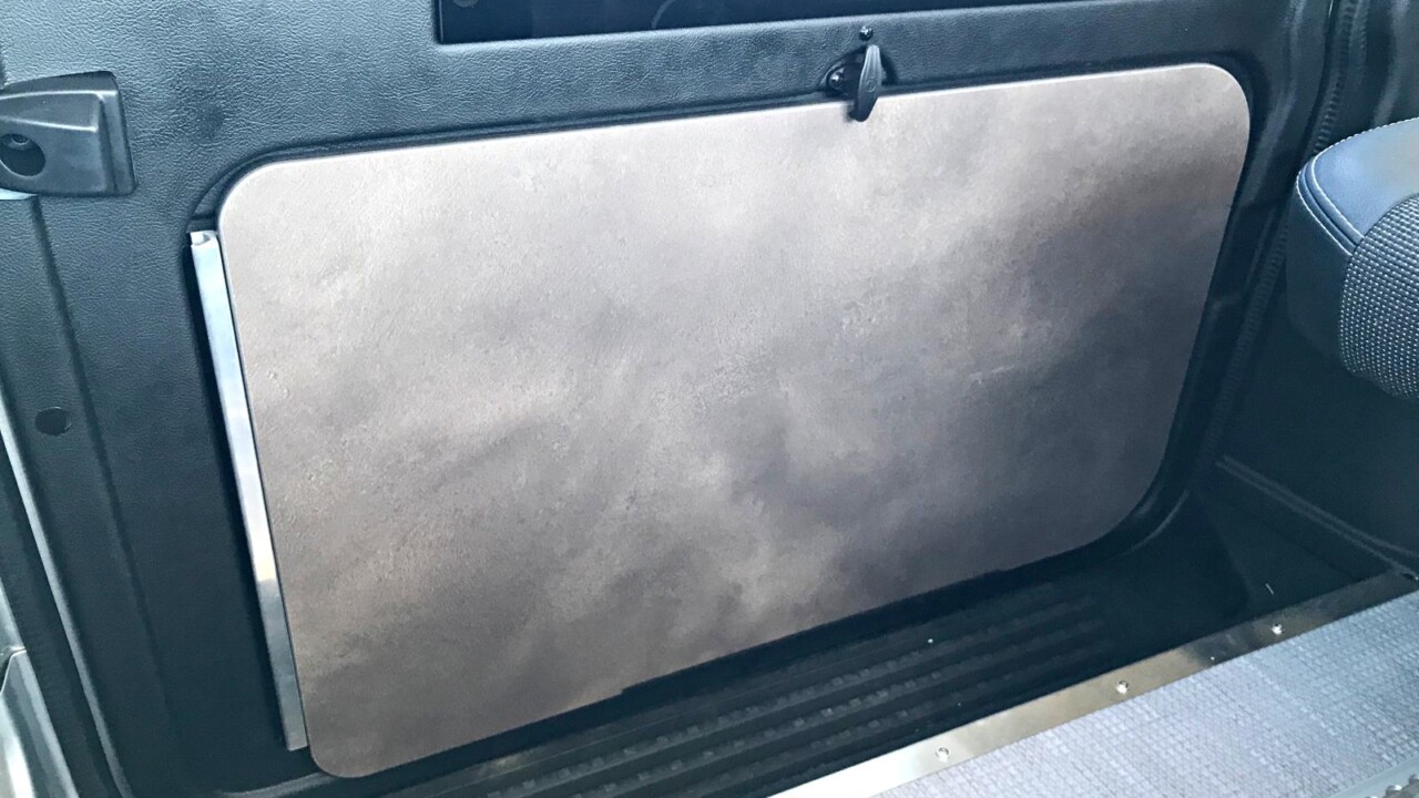 Pratique, une fois repliée la table de dînette vient se loger dans la porte latérale