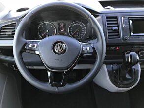 On obtient un tableau de bord moderne et high tech en cumulant les options : volant multifonctions gainé de cuir, boite auto...