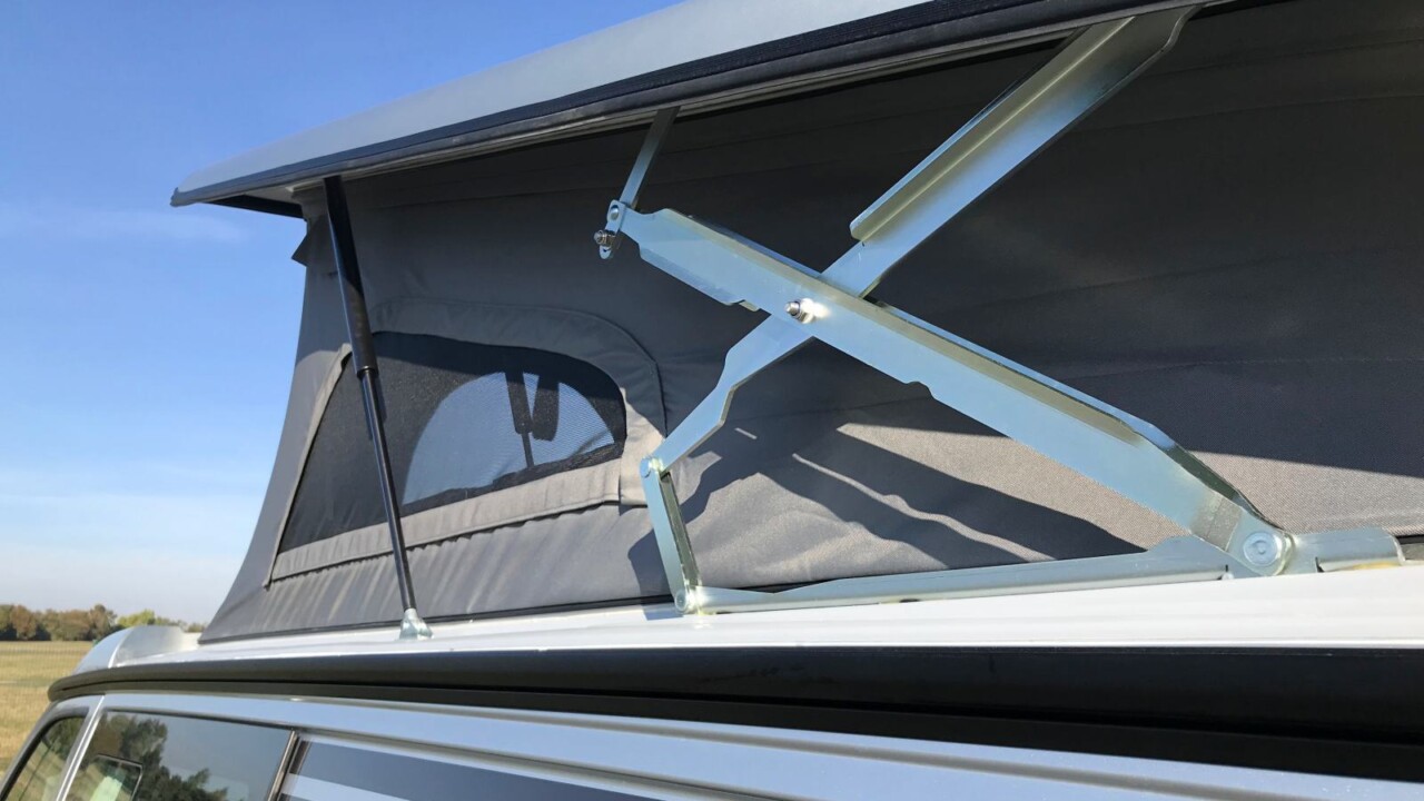 Le toit relevable du Melbourne se fait discret replié, et offre suffisamment de confort ouvert pour la nuit