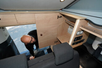 On regrette le sens d'ouverture du placard, peu pratique d'accès depuis l'extérieur et rapidement obstrué par la banquette lorsqu'elle est positionnée plus en arrière.