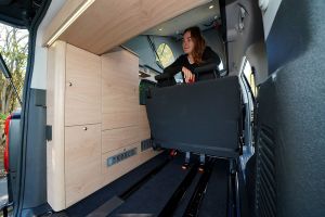 En partie haute, deux espaces de rangement disponibles. En partie basse, le réservoir d'eau de la couchette et la batterie.