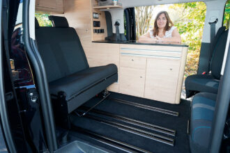 Les deux portes coulissantes arrière permettent de vivre au grand air tout en restant à l'abri.