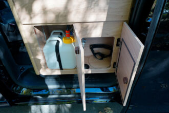 Côté face de la cuisine, on accède aux deux réservoirs de dix litres et à la petite bouteille de gaz.