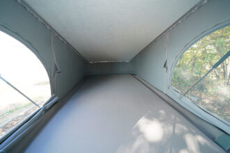 Avec 35 cm de hauteur dans sa partie la plus basse, on pourra dormir la tête d'un côté ou de l'autre, indifféremment.