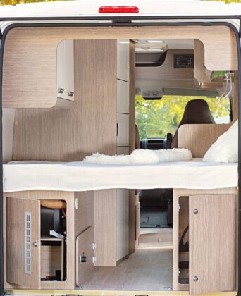 Nombreux rangements et accessibilité, le lit transversal du Challenger V114 S est relevable en partie centrale pour le chargement de vélos