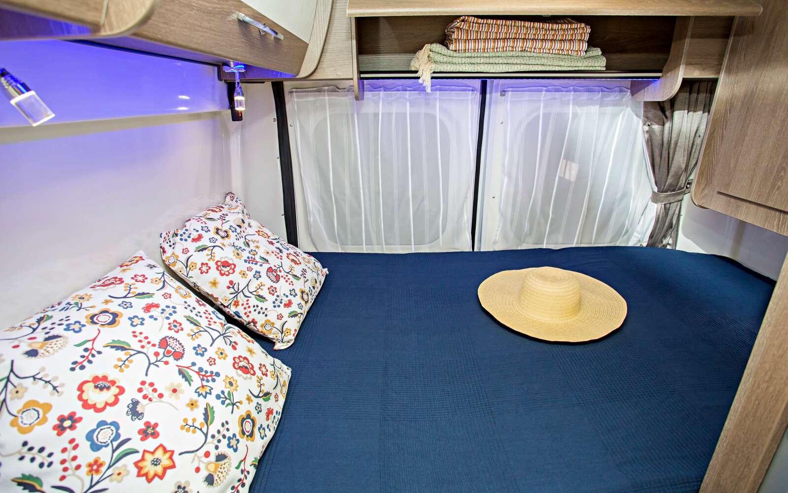 Avantage du couchage à bord du Randger R540, la largeur du lit est constante (134 cm)