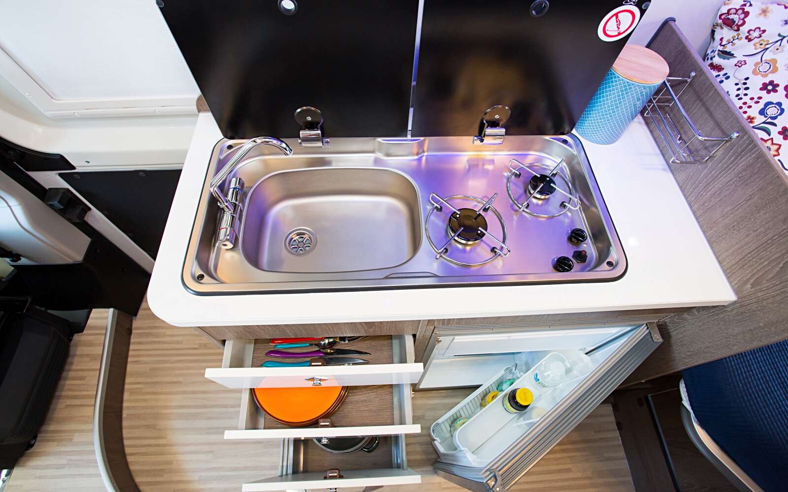 Le bloc cuisine du Randger R540, avec réfrigérateur à compression 90 L